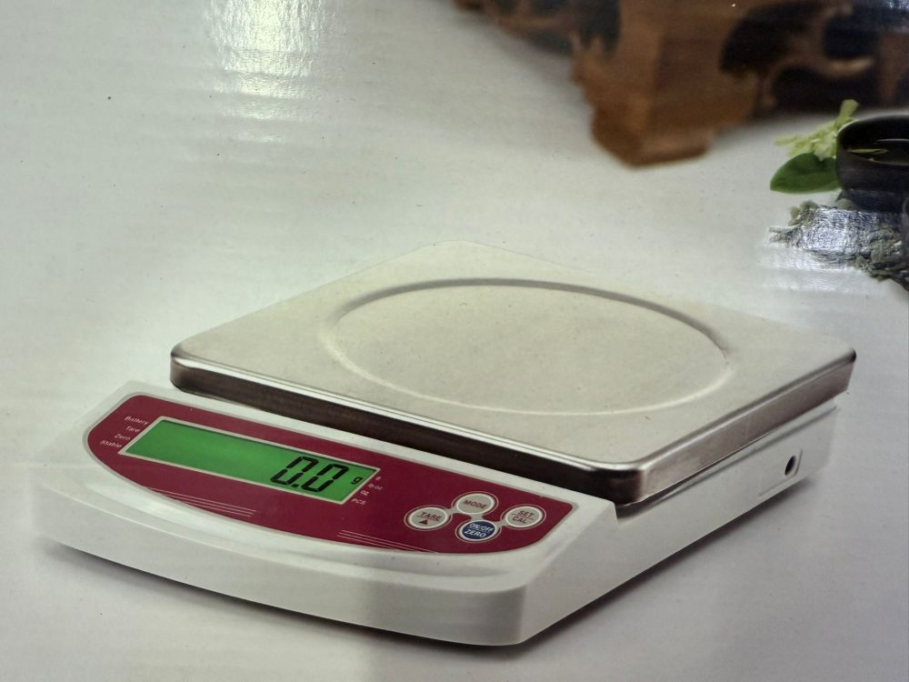 משקל דיגיטלי עד 6 ק"ג דיוק 1 גרם + שנאי לשקע