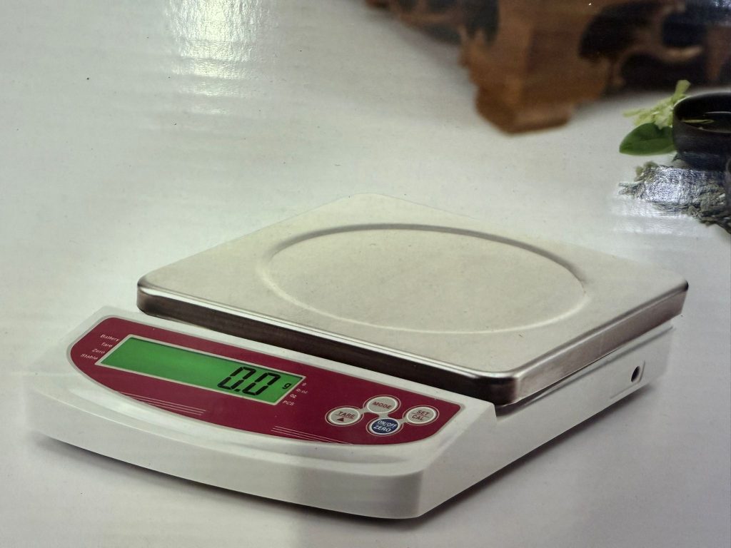 משקל דיגיטלי עד 6 ק"ג דיוק 1 גרם + שנאי לשקע