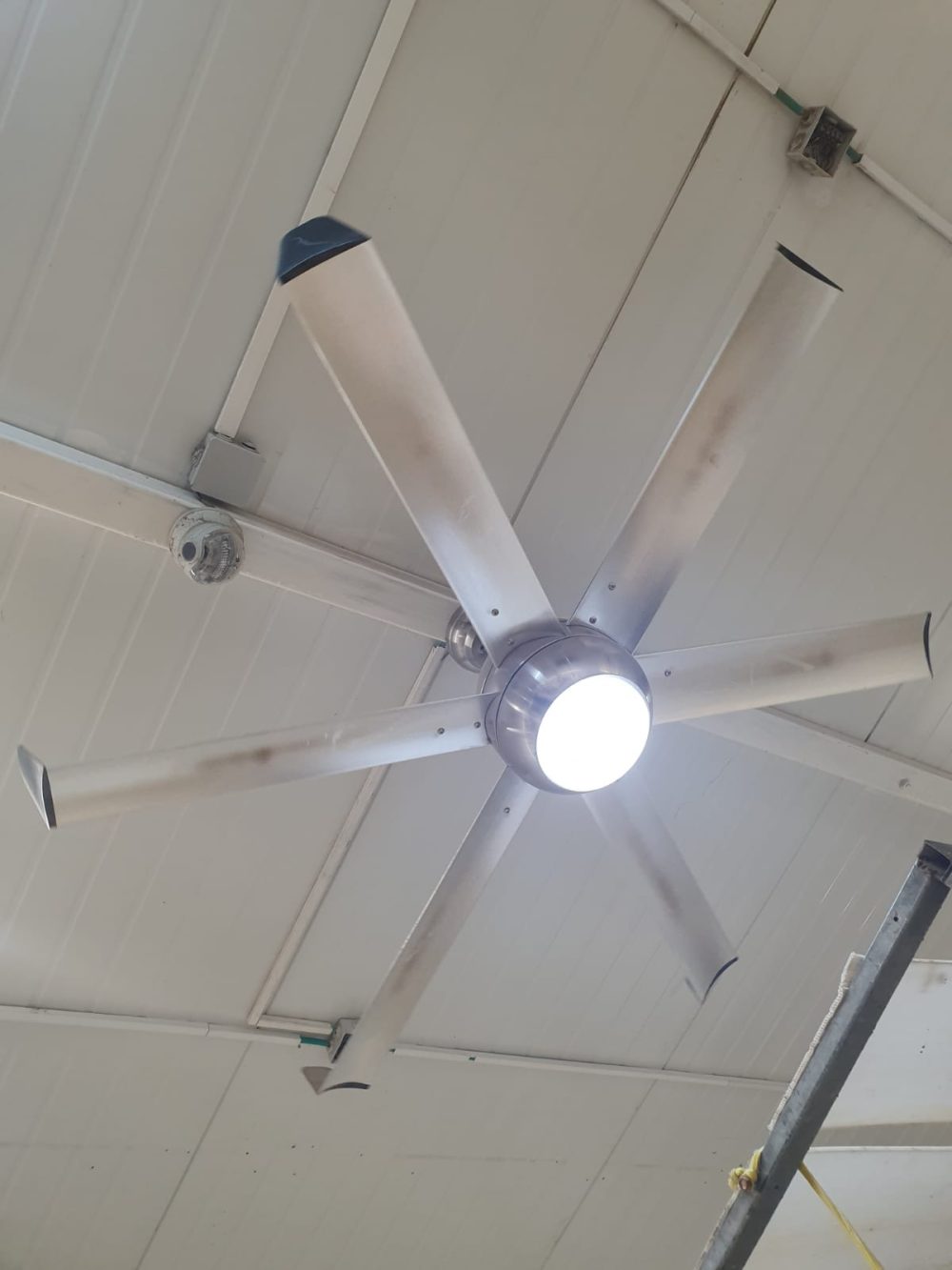 מאוורר תקרה "60 אלומניום 6 להבים כולל תאורה לד לבן 20w תעשייתי