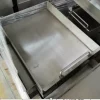 פלטת כרום מלוטשת במידות 41X55 ס"מ לגריל גז מבית Buffalo Grill, בעובי 16 מ"מ - מותאמת לשימוש עם שלושה מבערים וכוללת ידית.